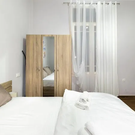 Apartment Ad Neoclassical Boutique 2br