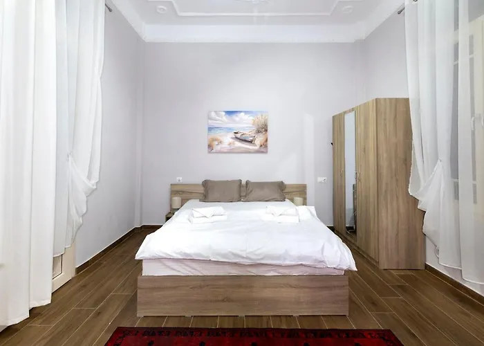 Apartment Ad Neoclassical Boutique 2br