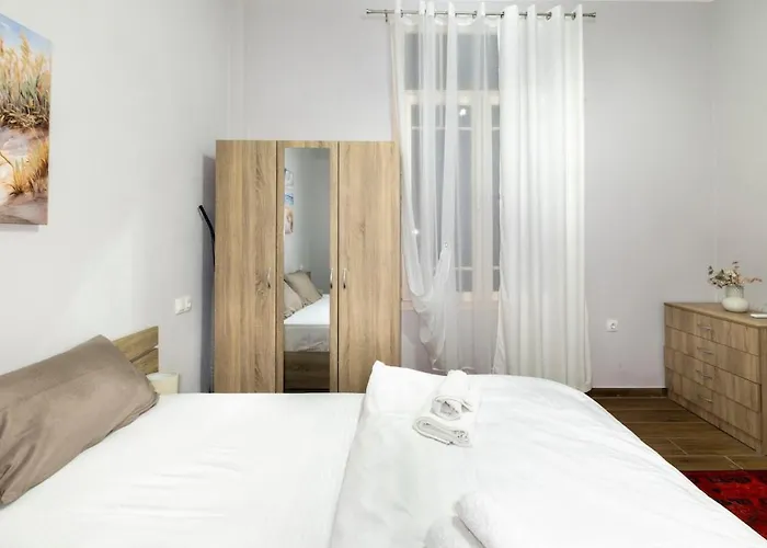 Apartment Ad Neoclassical Boutique 2br